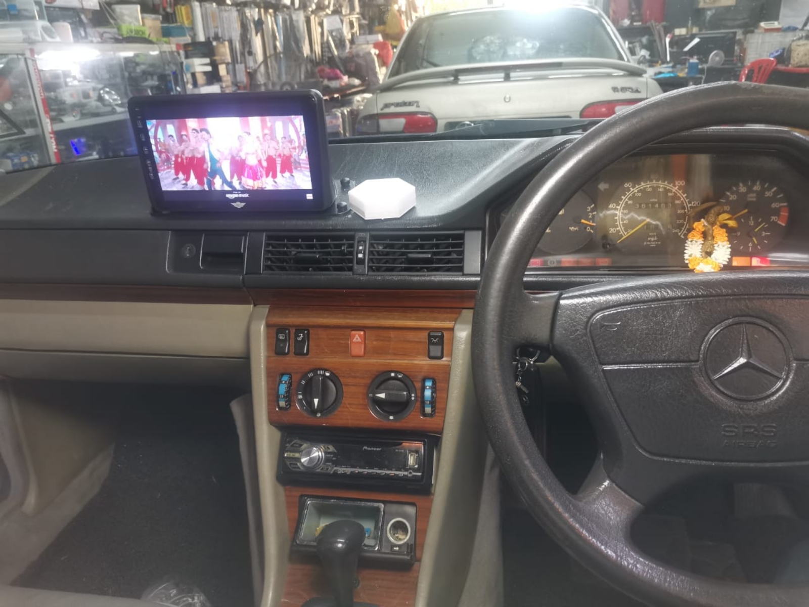 BENZ ANDRIOD PLAYER 