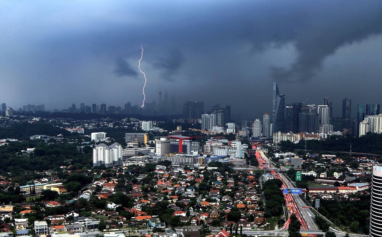 Thunderstorms, Heavy Rain, Strong Winds In Almost All States - Metmalaysia