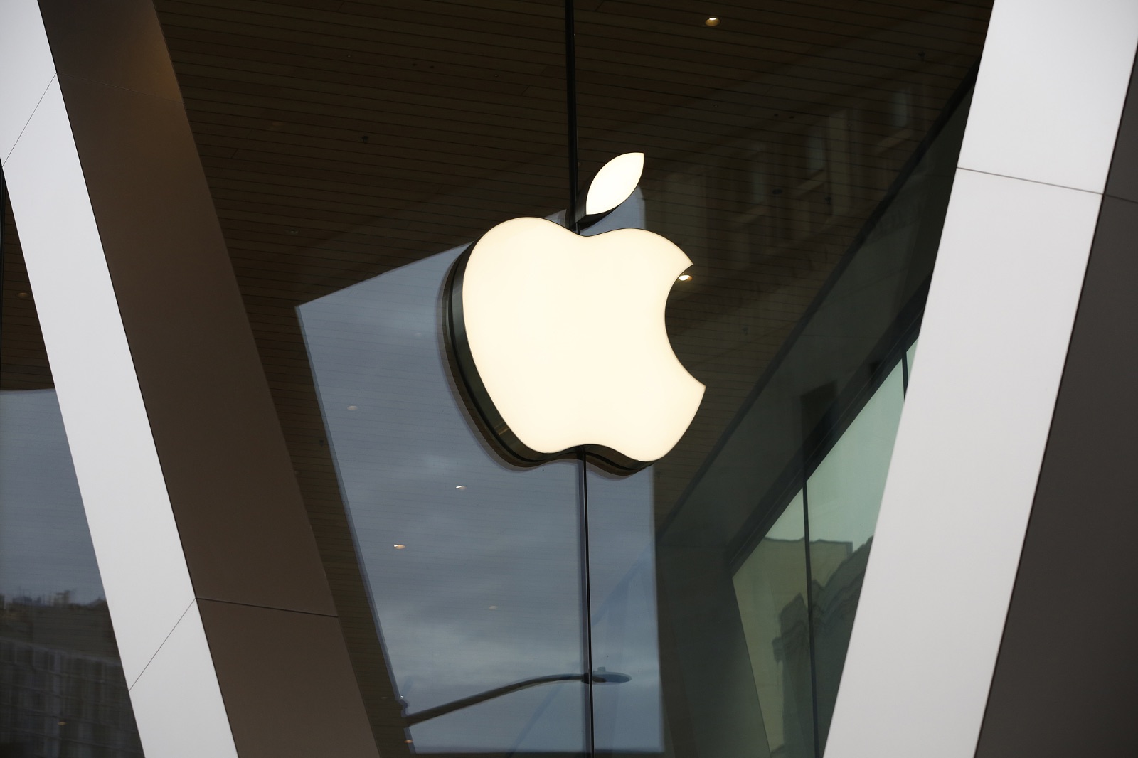 U.S. labor board files complaint against Apple over employee rights