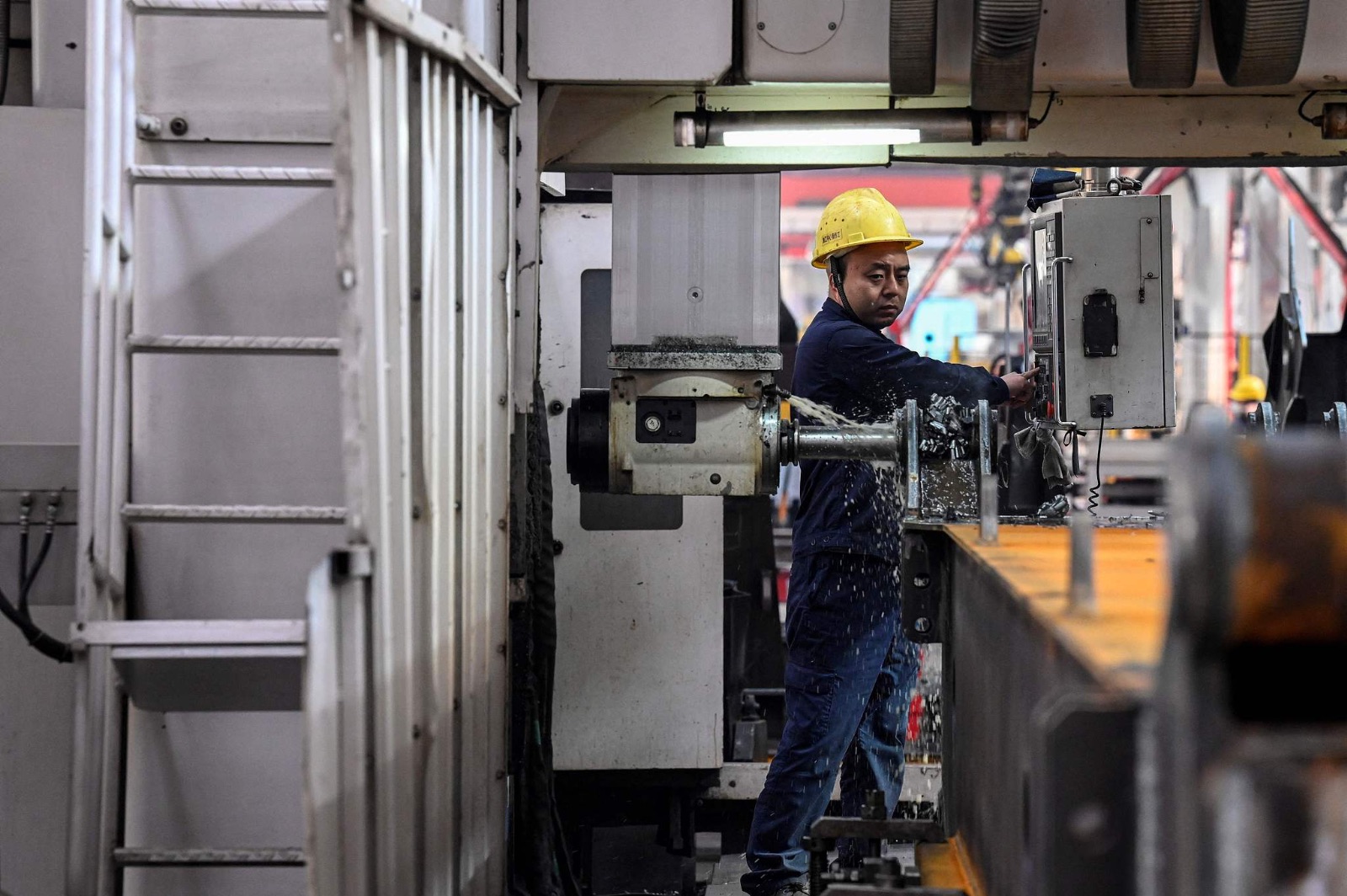 China's manufacturing PMI re-enters expansion territory in October, boosting economic outlook
