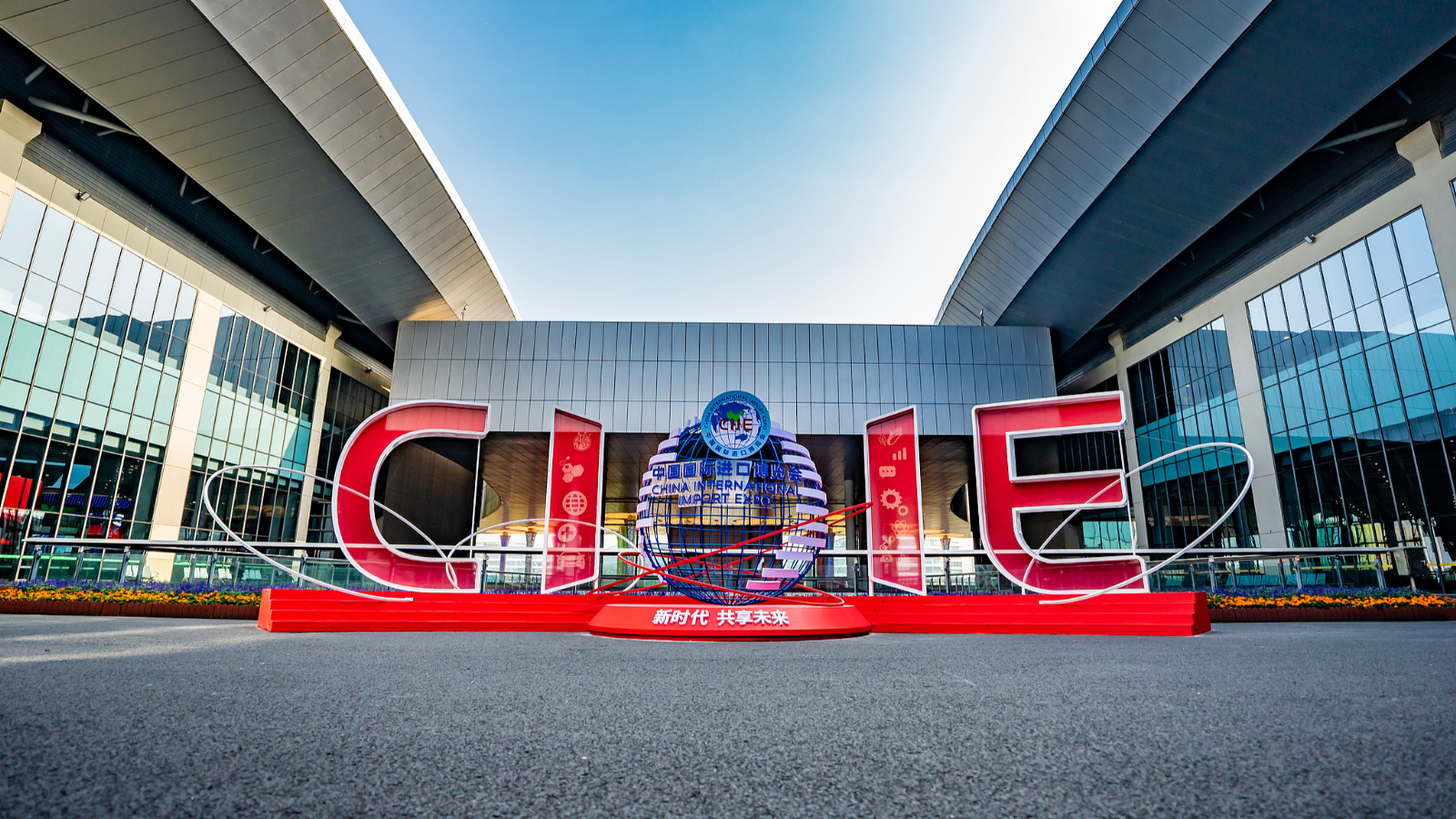 Chinese premier pledges further opening up, cooperation at 7th CIIE