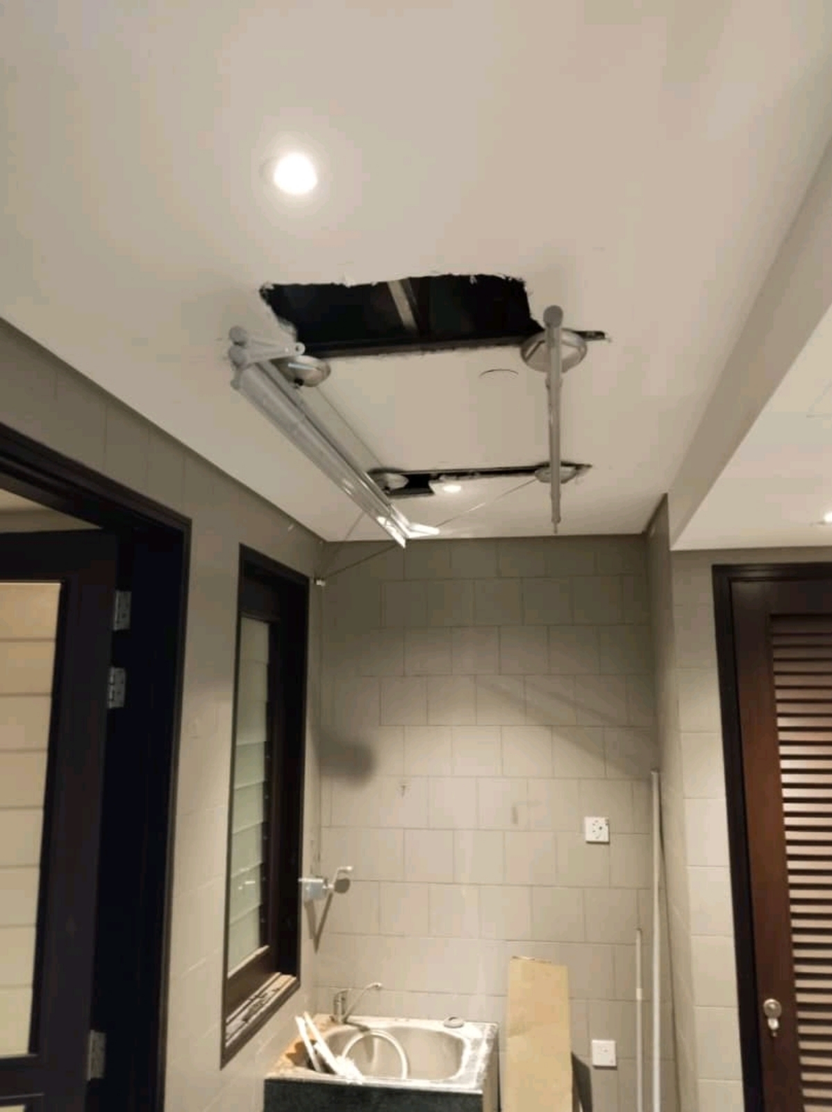 Handlifted clothes hanger for plaster ceiling 