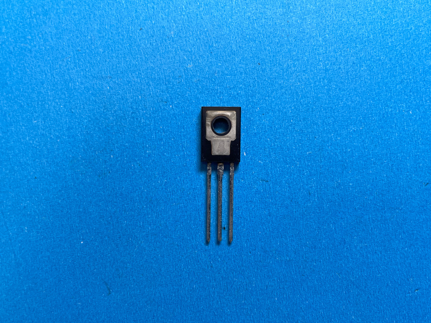 2SD985