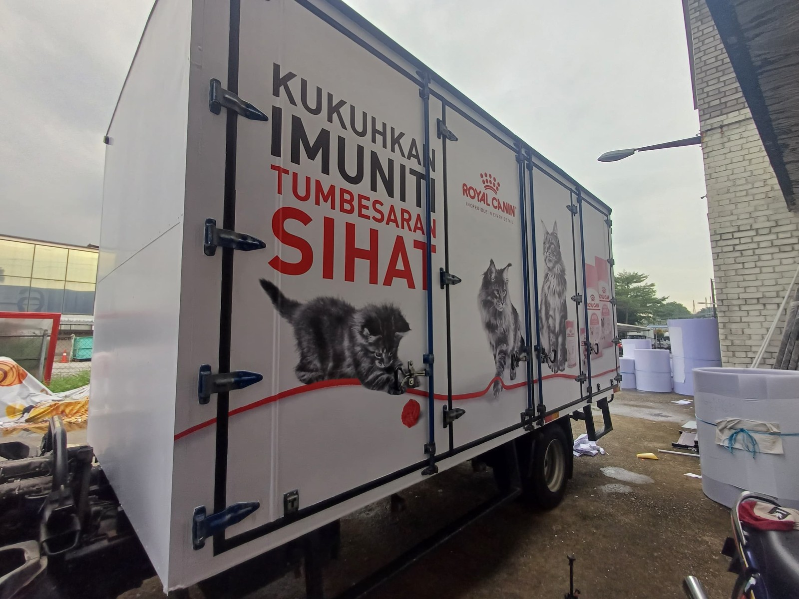 LORRY STICKER PRINTING & INSTALLATION SERVICE AT BERSERAH KUANTAN PAHANG MALAYSIA