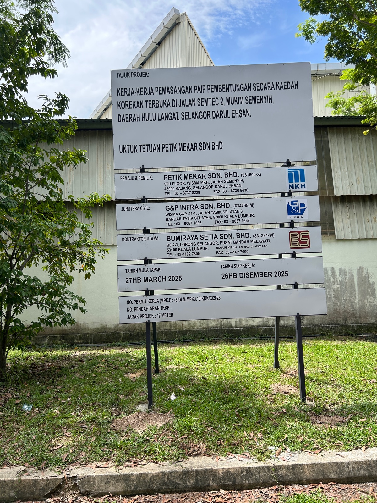 papan tanda pembinaan