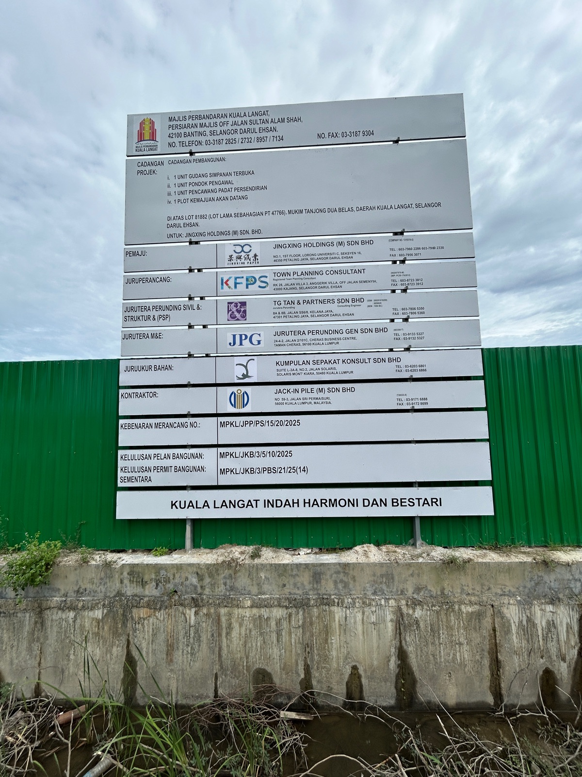 papan tanda pembinaan sepang