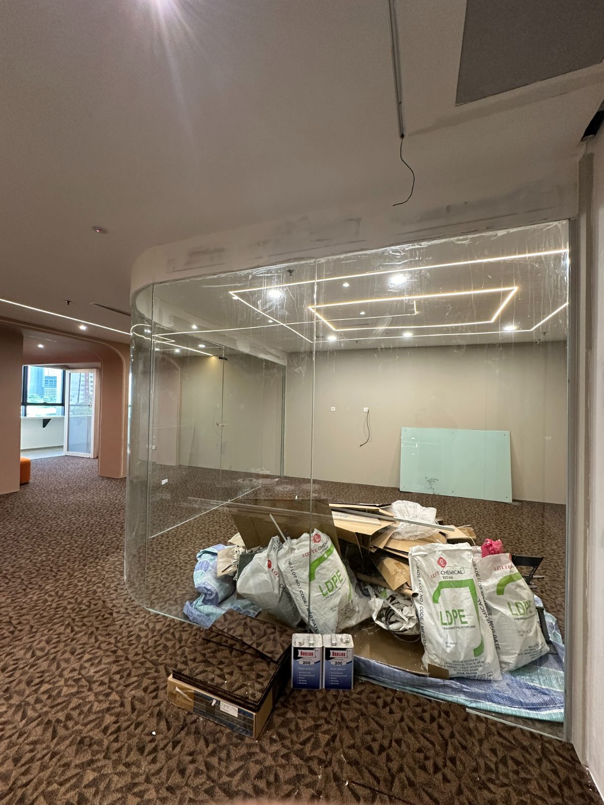 CRUVE GLASS OFFICE ROOM TTDI
