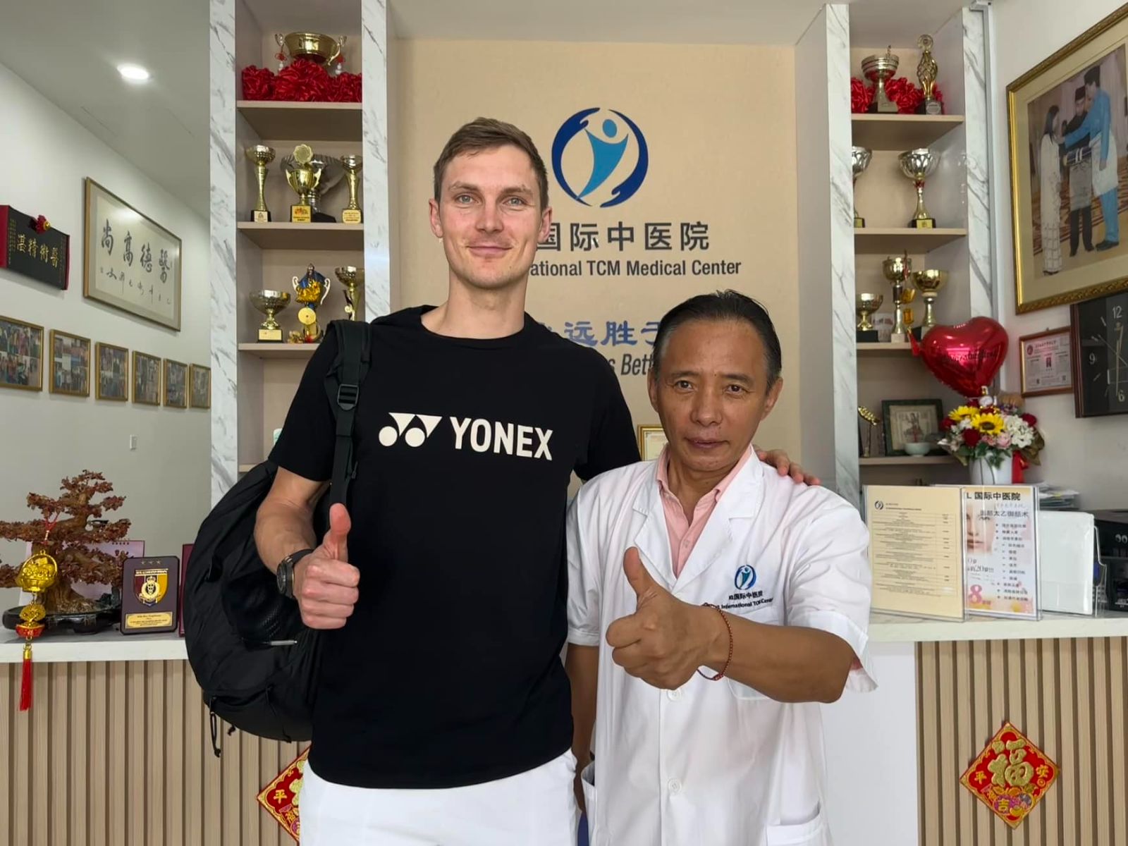 李大志医师为丹麦选手羽毛球安赛龙治疗腰伤！