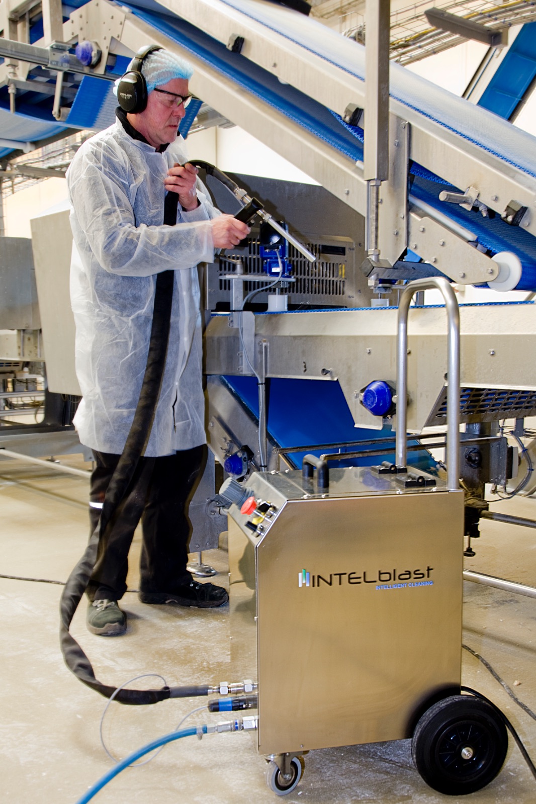 Clean Food and Beverage Processing Equipment Using Dry Ice Blasting