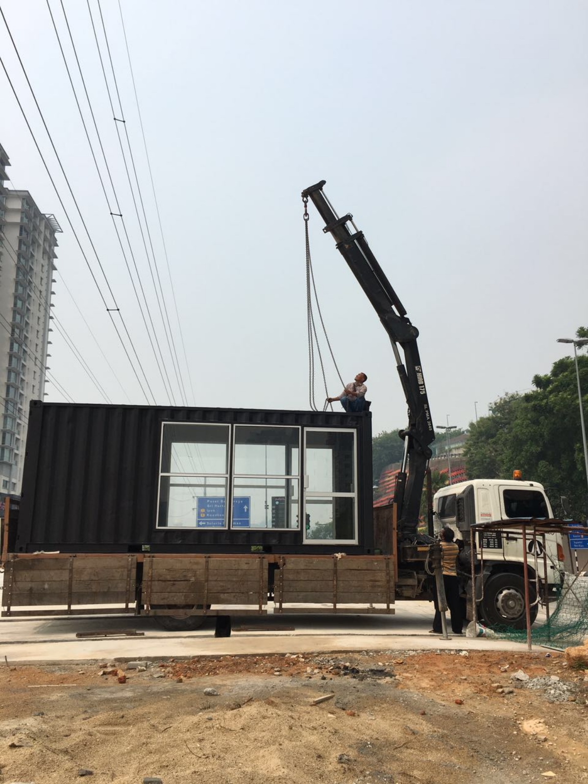 crane loader deliver cabin office in Puchong Selangor
