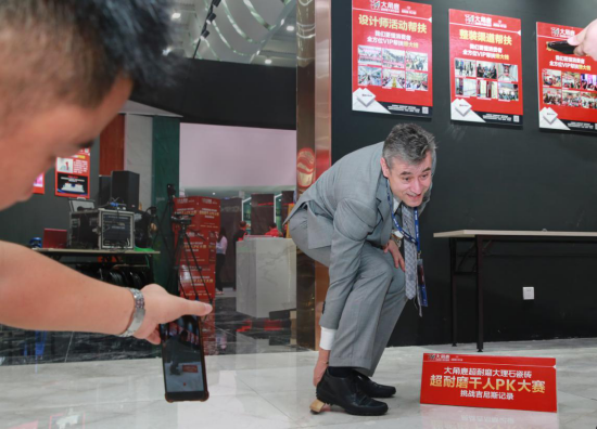 General Manager of Colorobbia Joins DEER Tiles’ Super Anti-Scratch Challenge