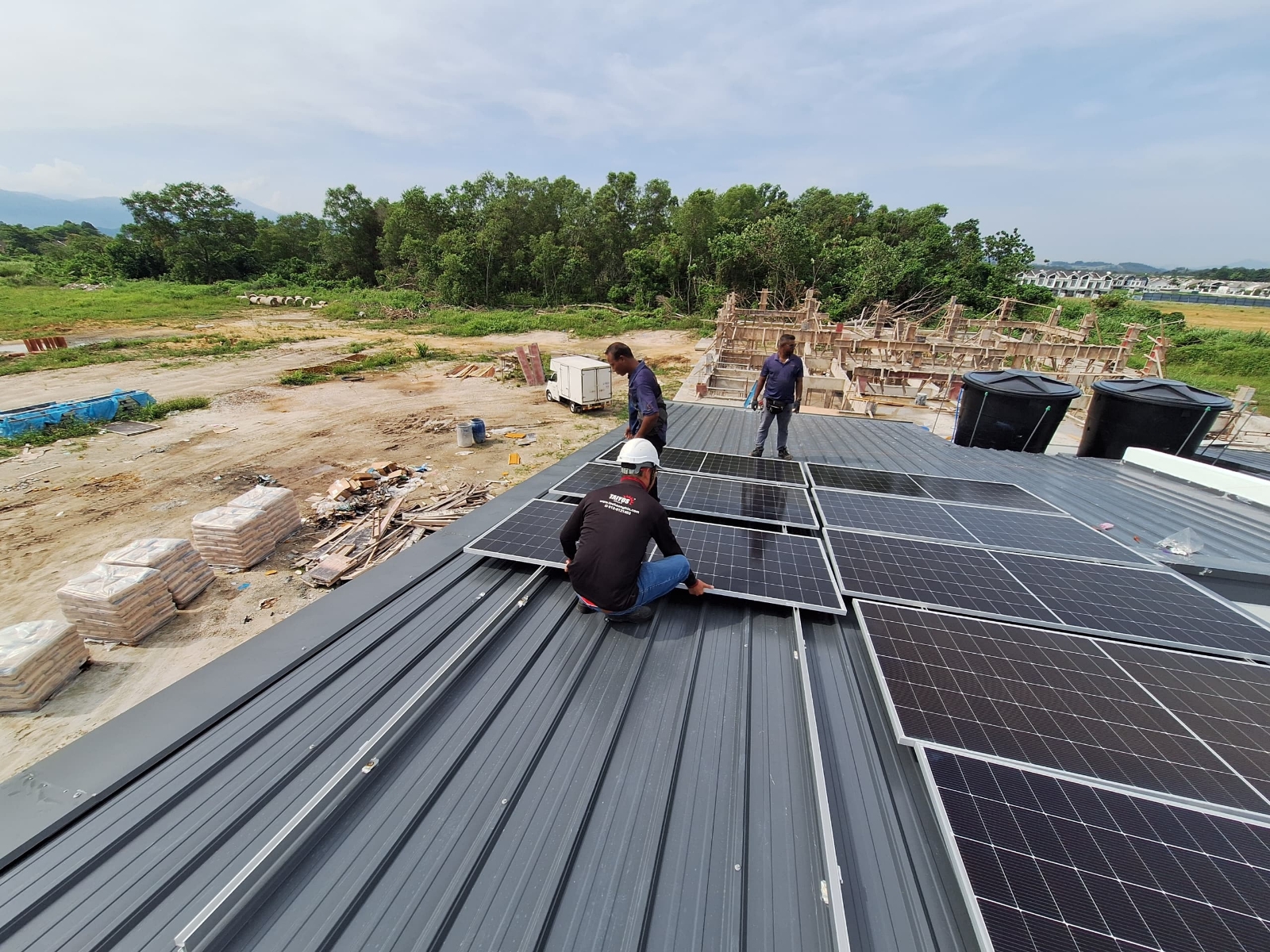 Residential Klebang, Chemor, Perak
*Solar ATAP Solar PV System Project* Solar System Capacity : 6.20kWp (10pcs) using Tier 1 Brand Solar Panel and Inverter