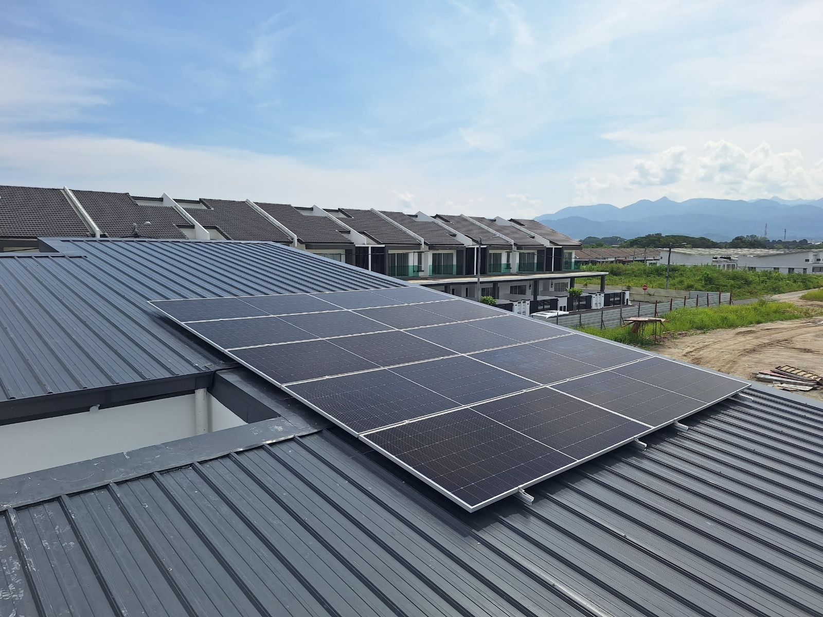 Residential Klebang, Chemor, Perak
*Solar ATAP Solar PV System Project* Solar System Capacity : 6.20kWp (10pcs) using Tier 1 Brand Solar Panel and Inverter