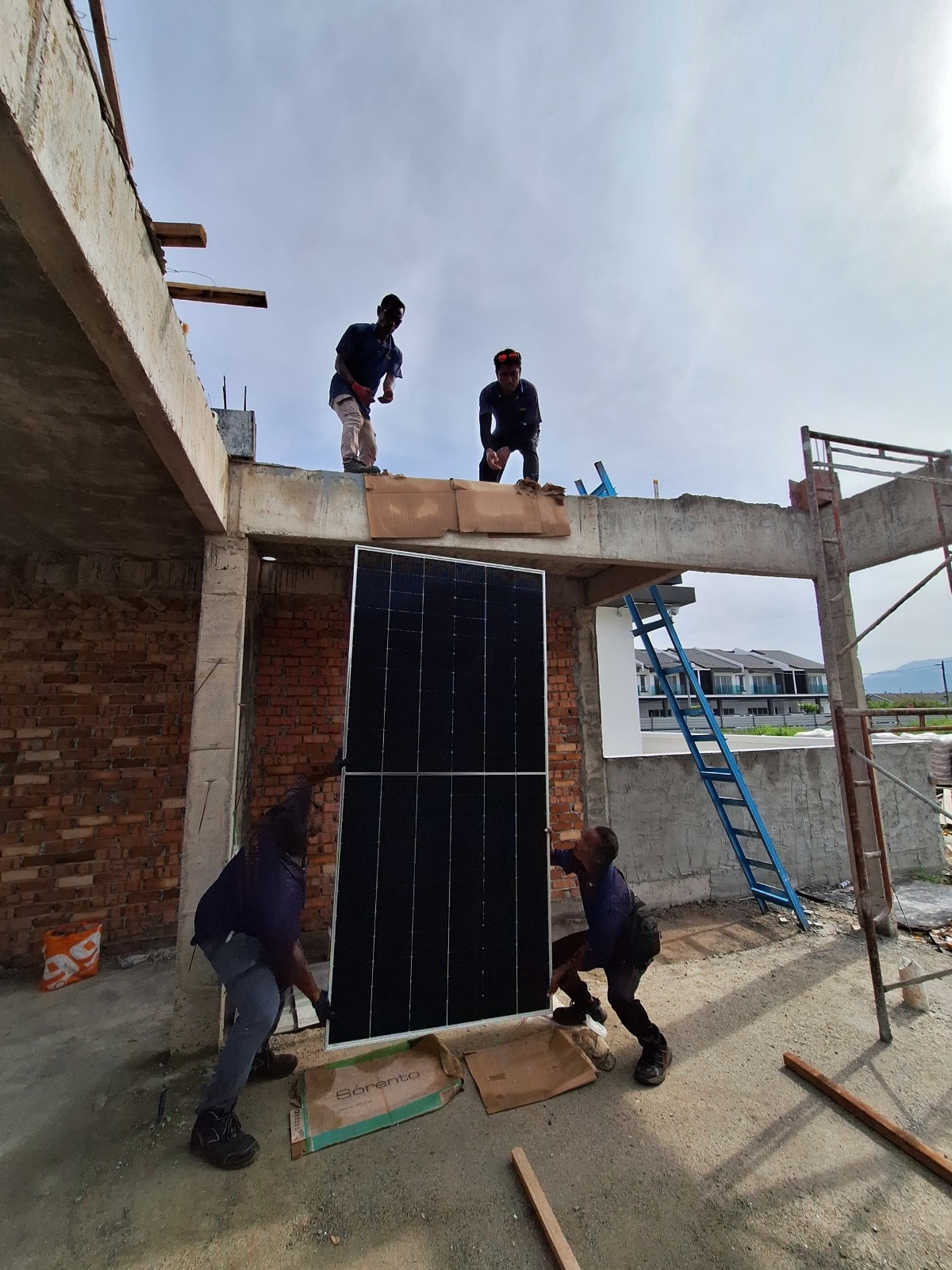 Residential Klebang, Chemor, Perak
*Solar ATAP Solar PV System Project* Solar System Capacity : 6.20kWp (10pcs) using Tier 1 Brand Solar Panel and Inverter
