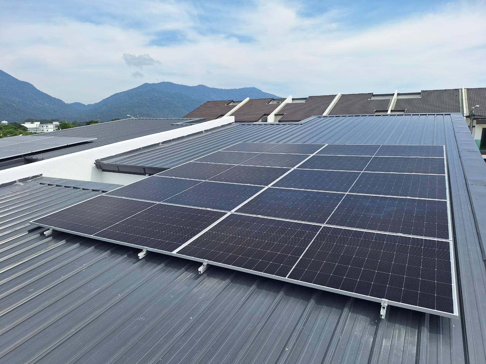 Residential Klebang, Chemor, Perak
*Solar ATAP Solar PV System Project* Solar System Capacity : 6.20kWp (10pcs) using Tier 1 Brand Solar Panel and Inverter