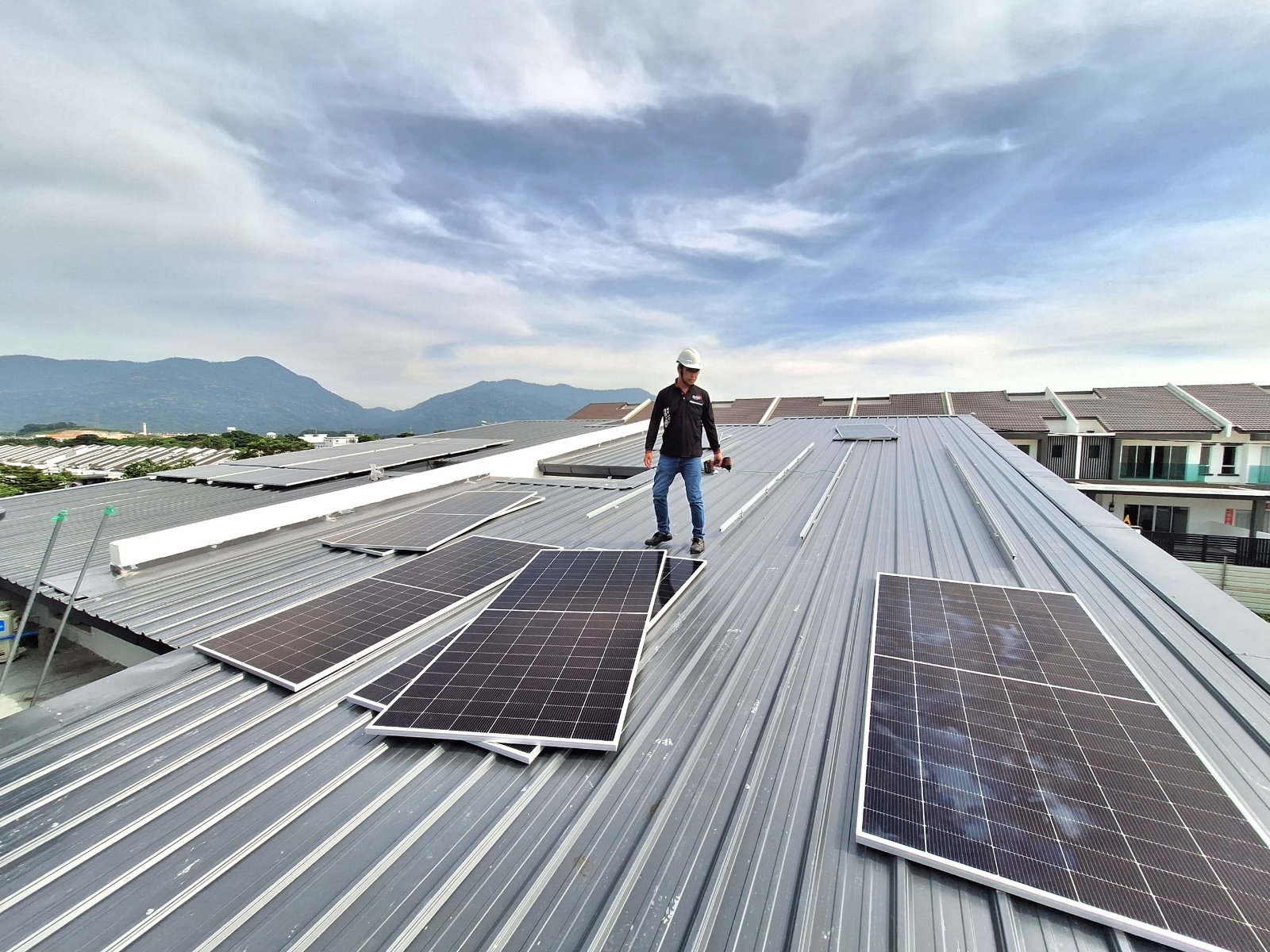 Residential Klebang, Chemor, Perak
*Solar ATAP Solar PV System Project* Solar System Capacity : 6.20kWp (10pcs) using Tier 1 Brand Solar Panel and Inverter