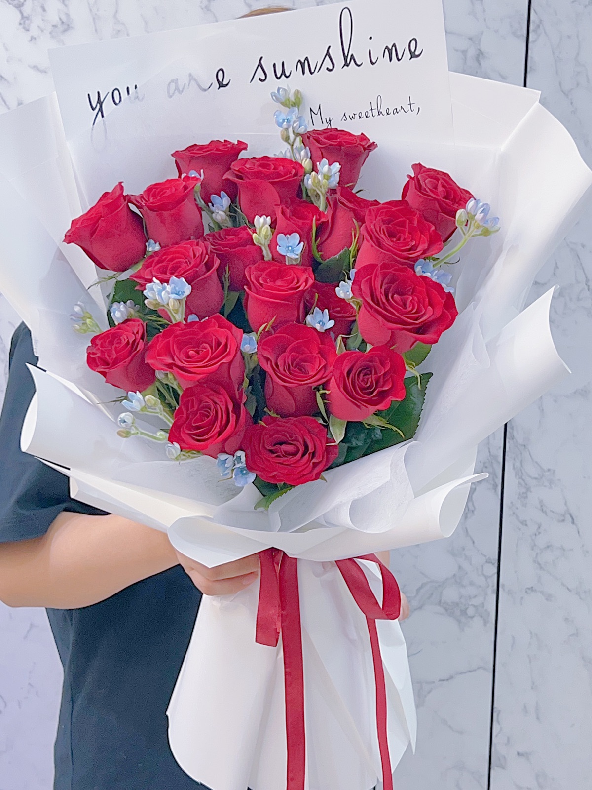 红玫瑰#红玫瑰花束 #19朵红玫瑰花束 #白色包装花束