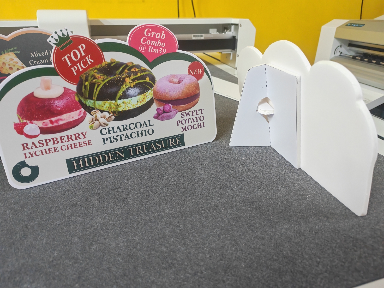 Foamboard cutting with stand