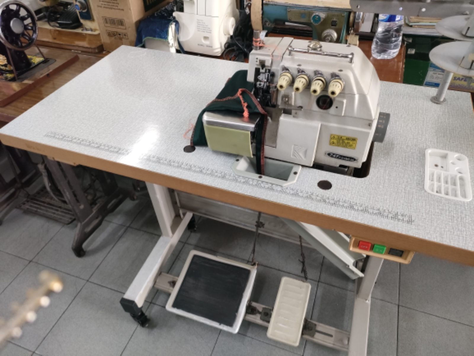 INDUSTRIAL OVERLOCK SEWING MACHINE