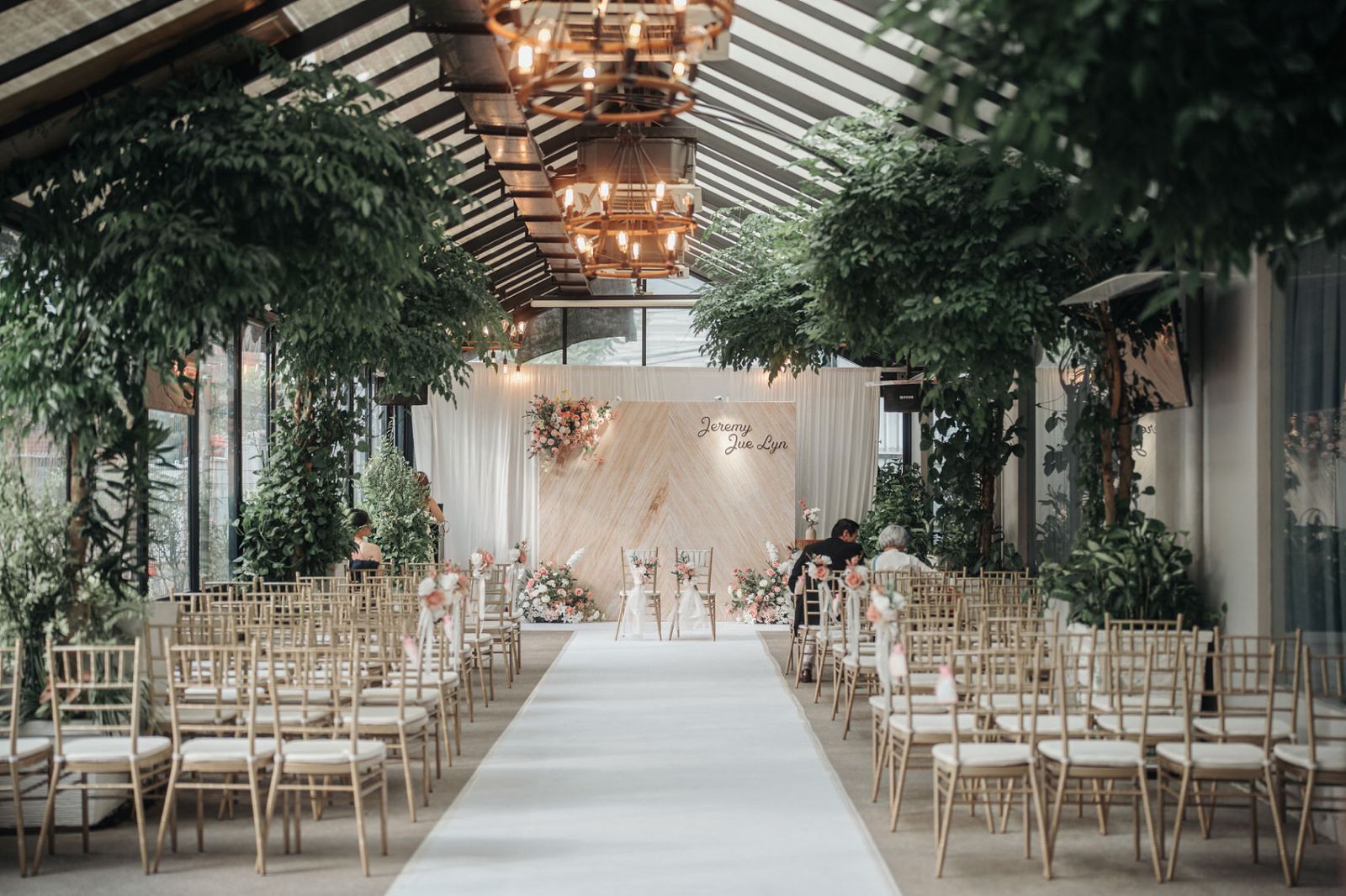 Intimate Wedding vs Traditional Ballroom Wedding: Which Is Better?