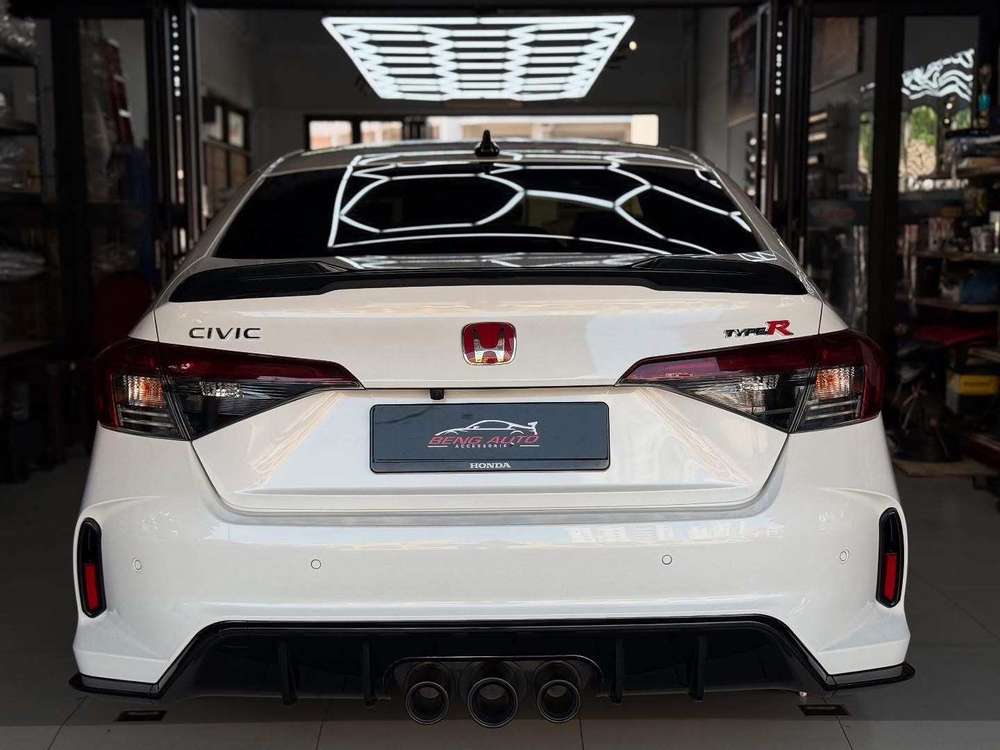 CIVIC FE CONVERT FL5 TYPE R REAR BUMPER WITH DIFFUSER(EXHAUST MIDDLE)