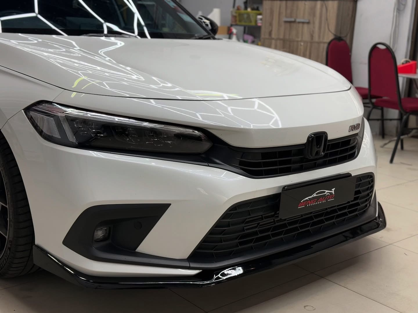 THAI V4 FRONT LIPS