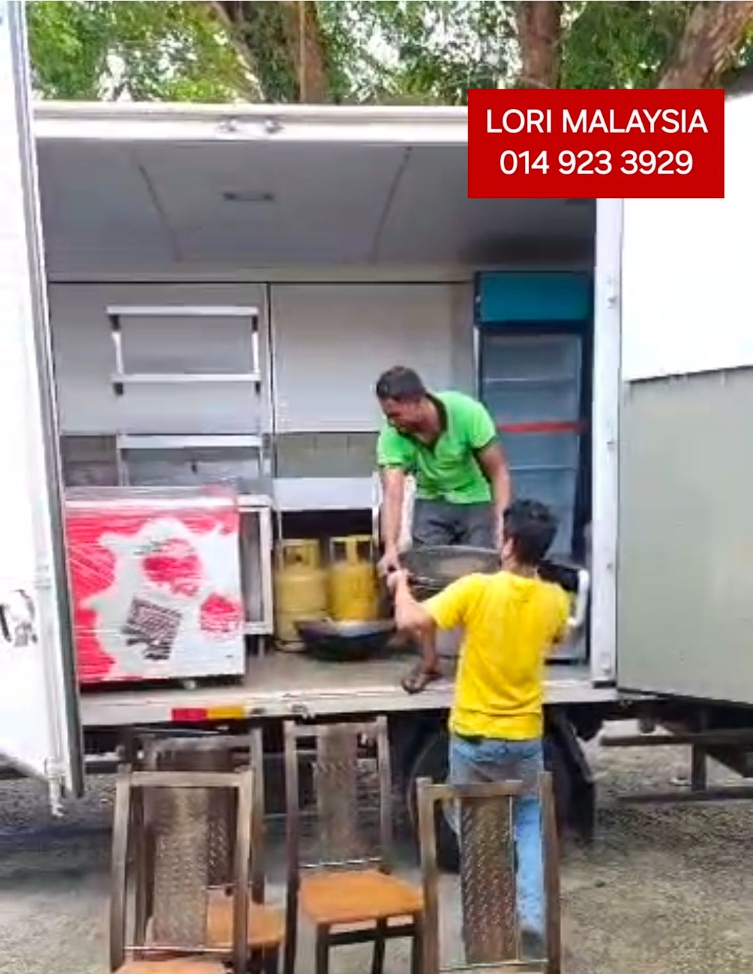 Lori Sewa Murah Pindah Barang Kedai dari Lukut Port Dickson Negeri Sembilan ke Semenyih Selangor. Guna lori Tail Lift 21 kaki Bonded dan Lori Kargo 14Ft termasuk 4 orang pekerja angkat barang 