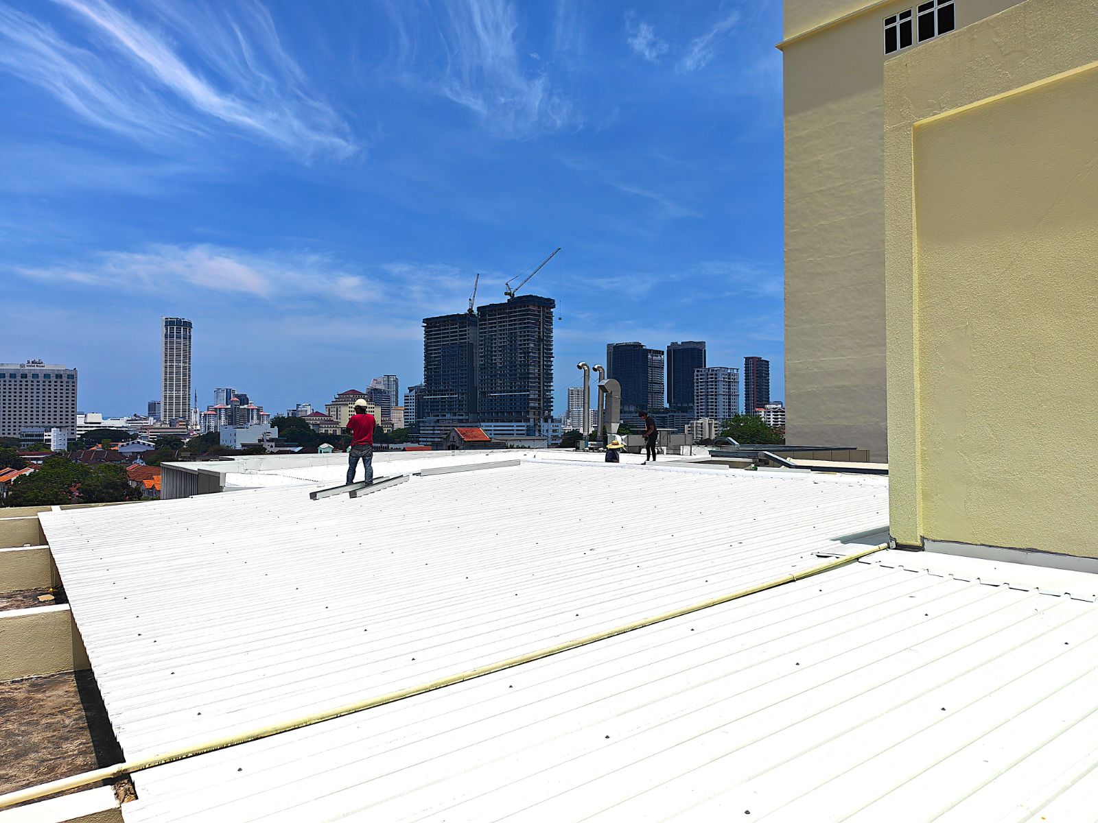 Industrial Metal Roofing :  Repairing vs Total Re-roofing for Commercial Buildings