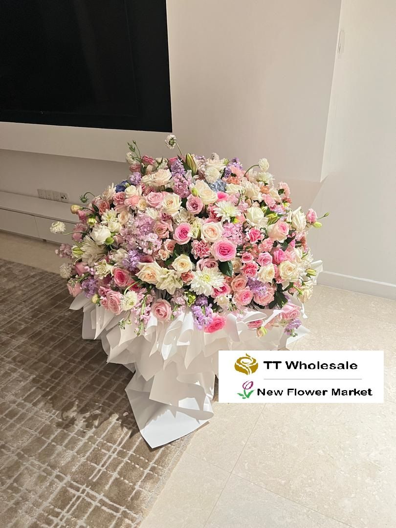 巨型花束 – 让爱被看见 私信定制你的专属超大花束 | Giant Bouquet – Let Love Be Seen. DM to customize your exclusive extra-large bouquet. [017-9861184]