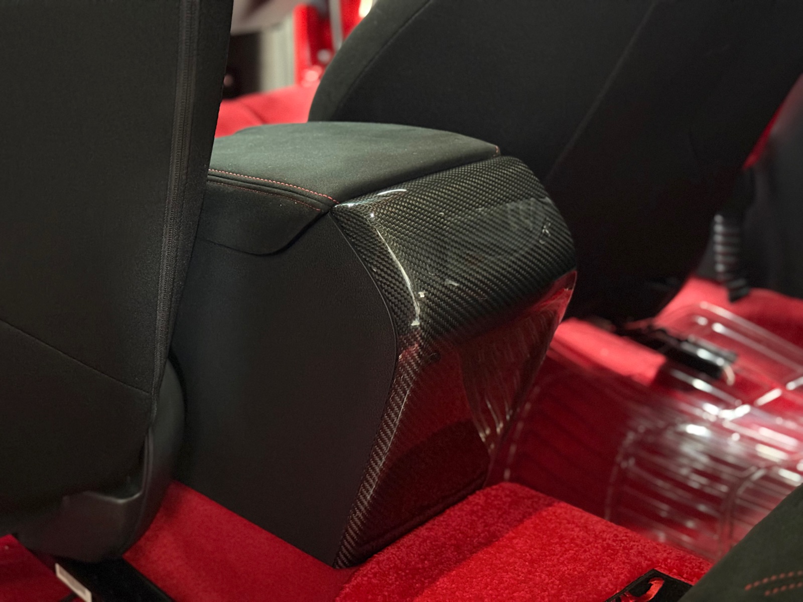 DRY CARBON INTERIOR REAR CONSOLE COVER