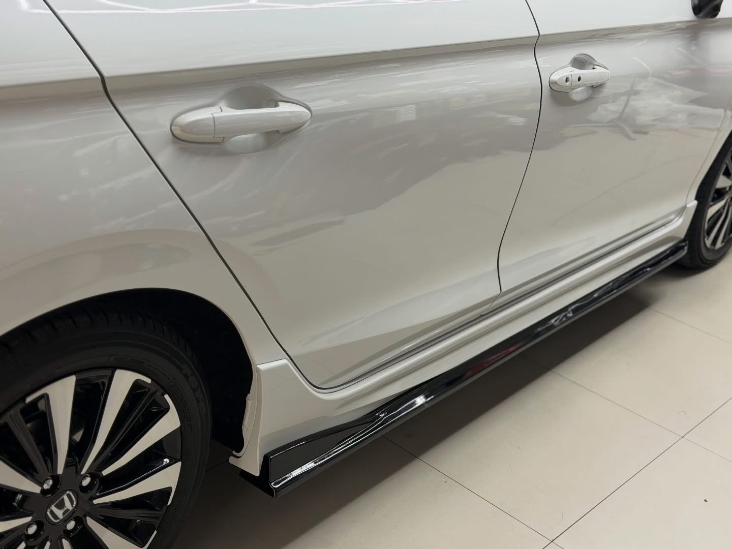 THAI V2 SIDE LIPS