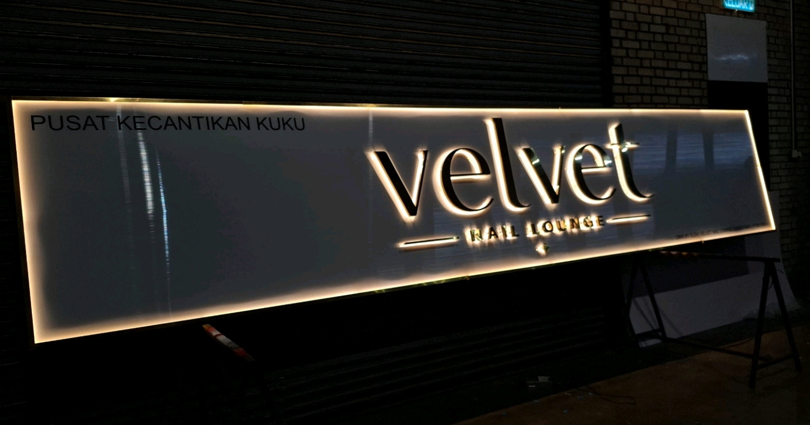 高端定制3D LED钛金不锈钢L角边框美容中心招牌顶级制作工匠服务KELANA JAYA及ARA DAMANSARA