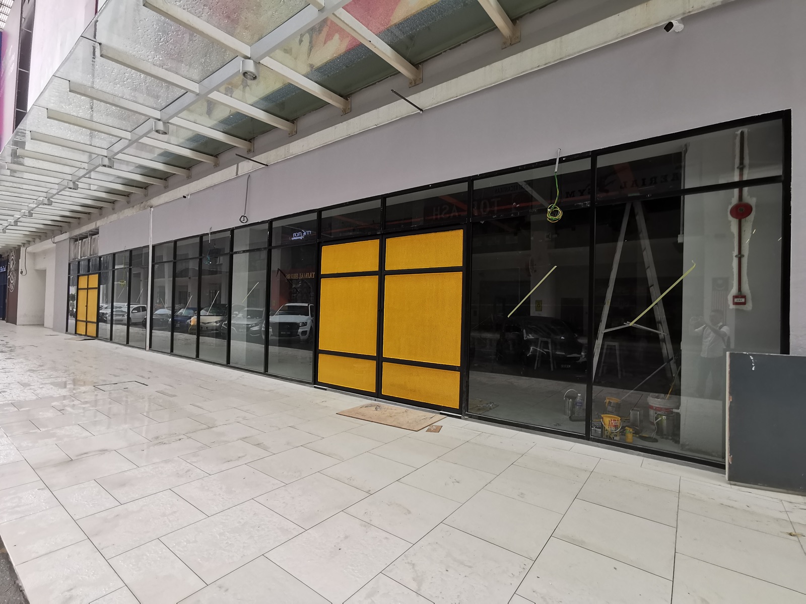 Glass Shopfront With 6mm Clear Tempered