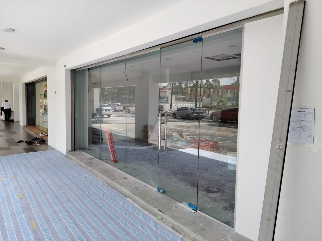 Frameless Glass Door