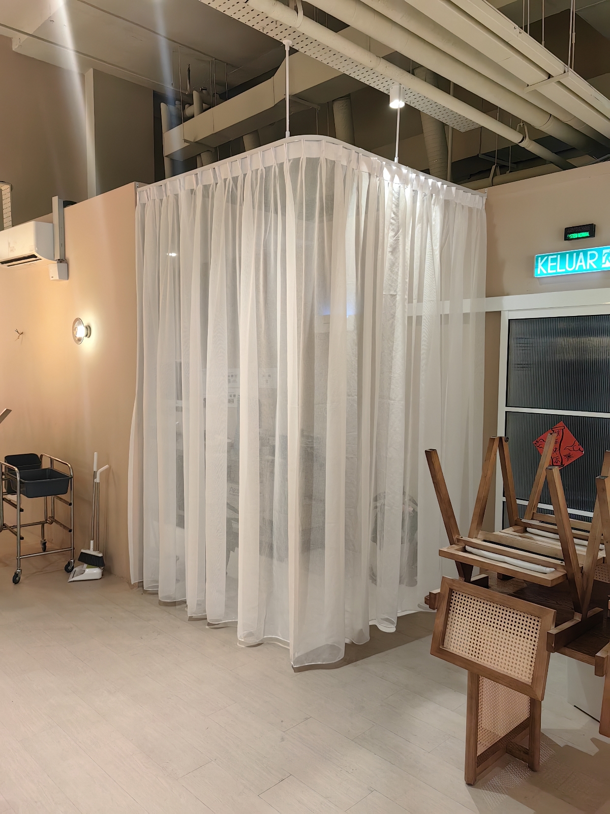 Hanging Track with Curtain