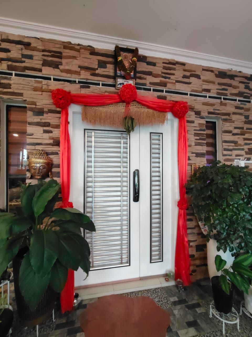 绣球安装, Pongee Hydrangea Flower Ball/ Red Flower Ball installation; Jln KSU 3/1, 45000 Kuala Selangor, Selangor