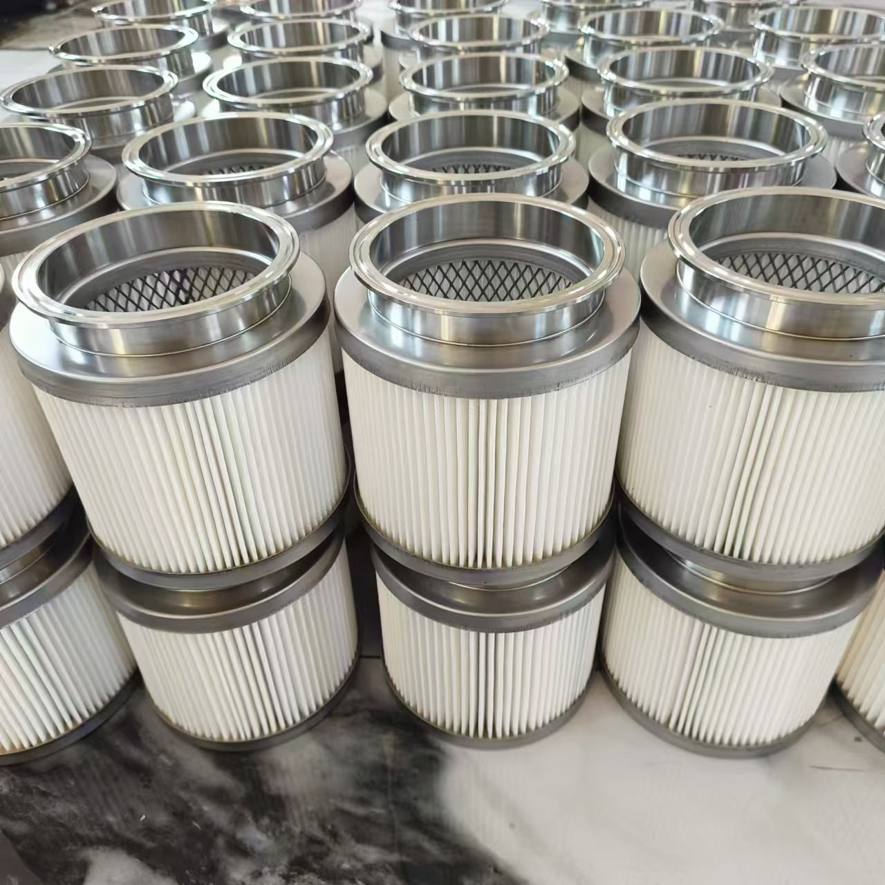 Wide-pleat-pitch filter cartridges designed for welding fumes with high adhesion; balances dust-holding capacity with pulse-jet cleaning.