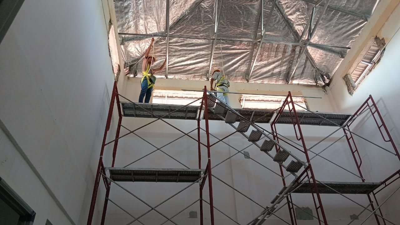 🏗️ Ketelitian Terserlah dalam Setiap Perincian: Sorotan Pemasangan Rangka Siling Berketinggian Tinggi & Penebat Bumbung