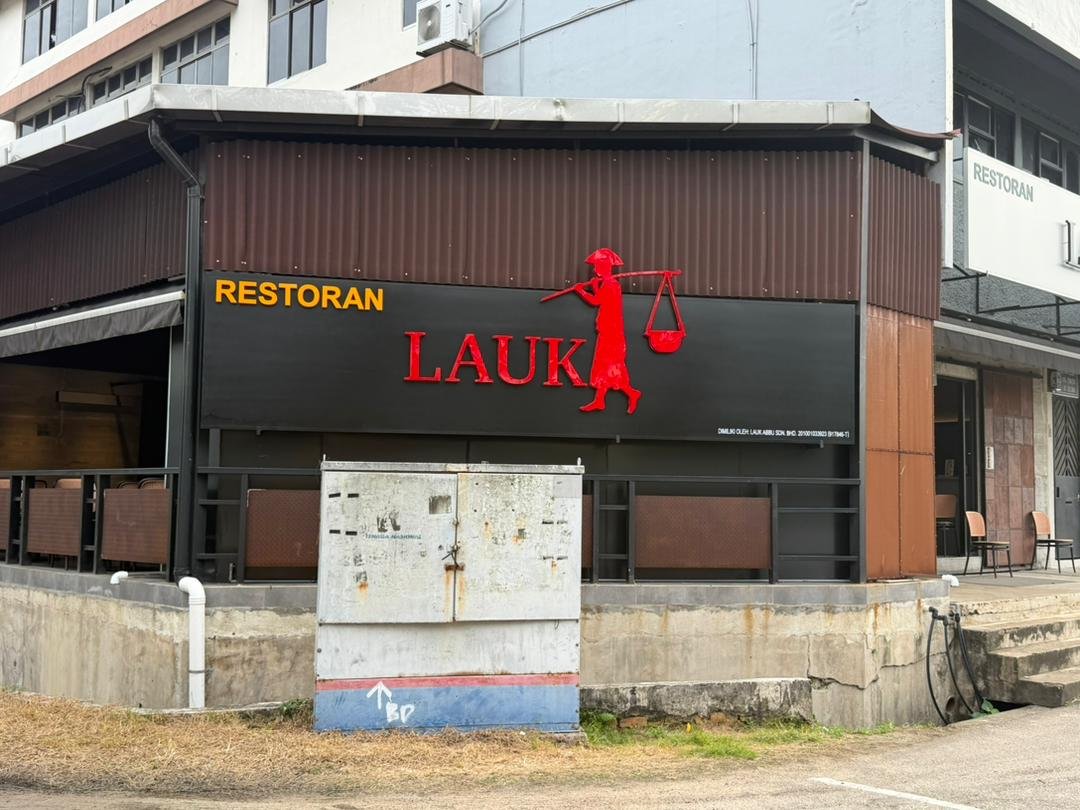 Signboard - 3D lettering with frontlit lighting
