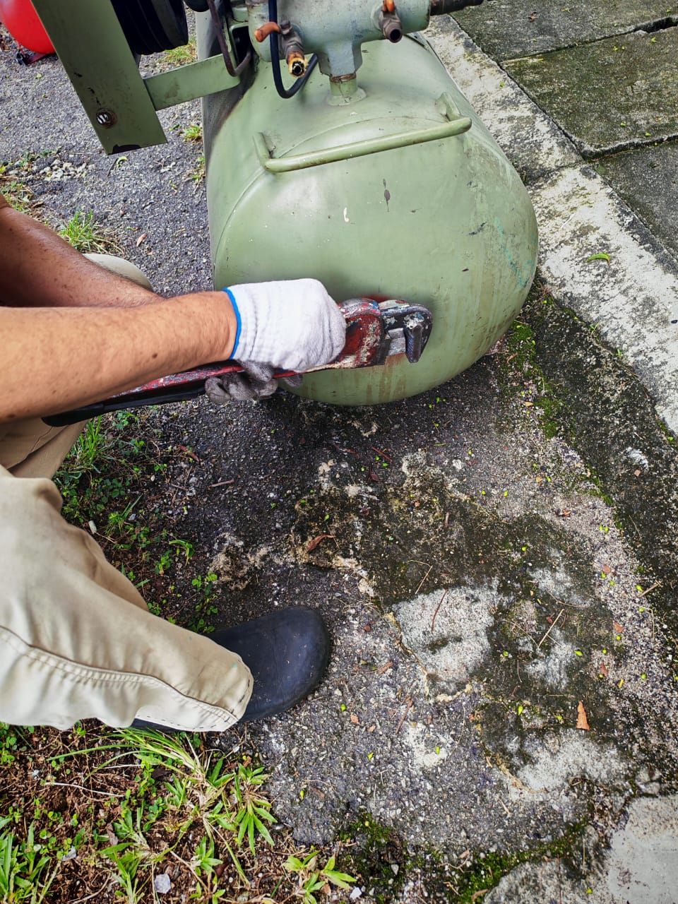 To Cleaning 1 unit Piston Air Compressor Air Tank 