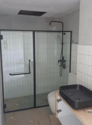 I-Shape Lavatory Shower Screen with Black Frame