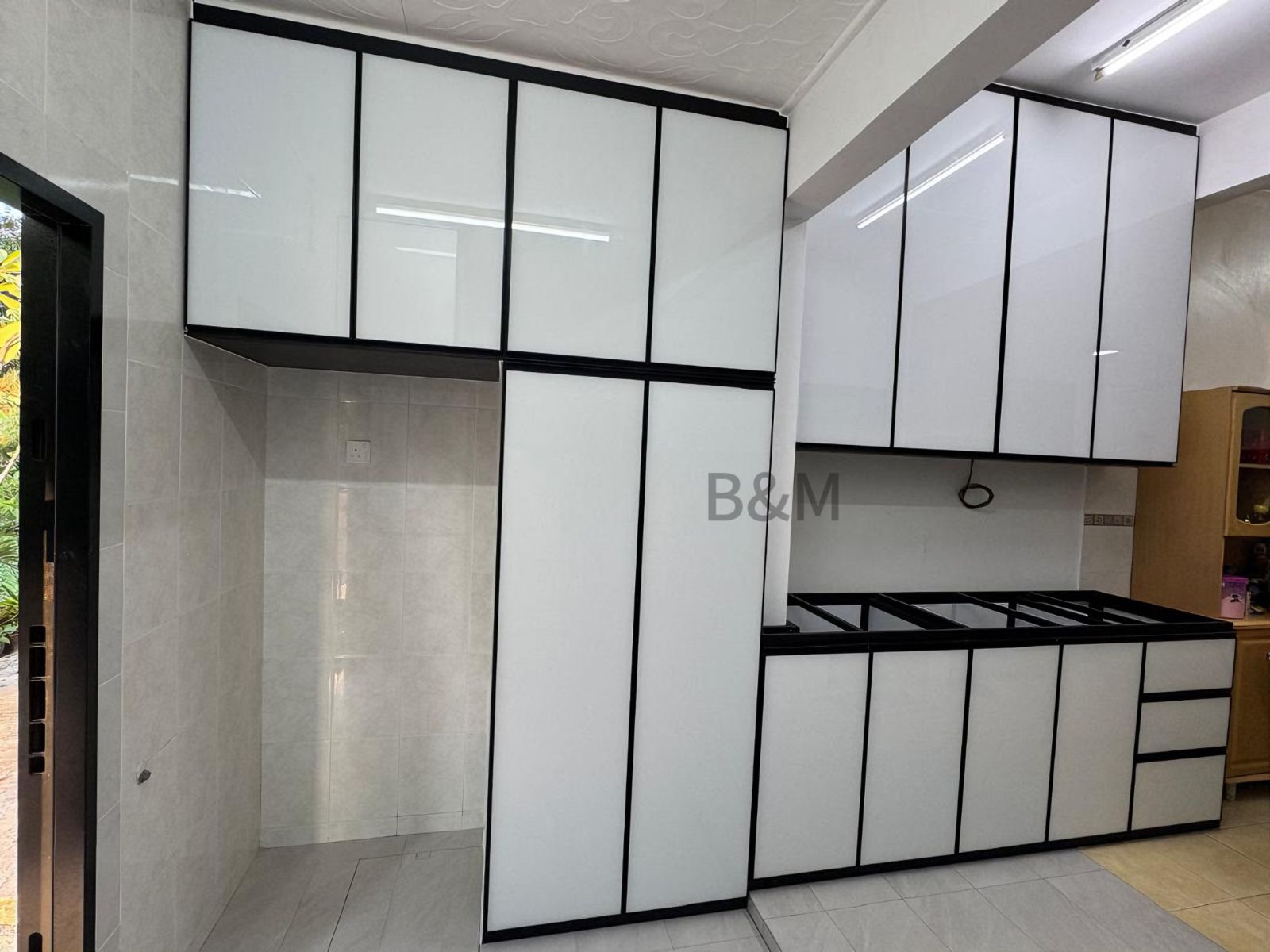 3G Door Kitchen Cabinet & Cristal White Glass