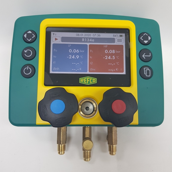 REFMATE 2 - Two Way Digital Manifold - while Operating