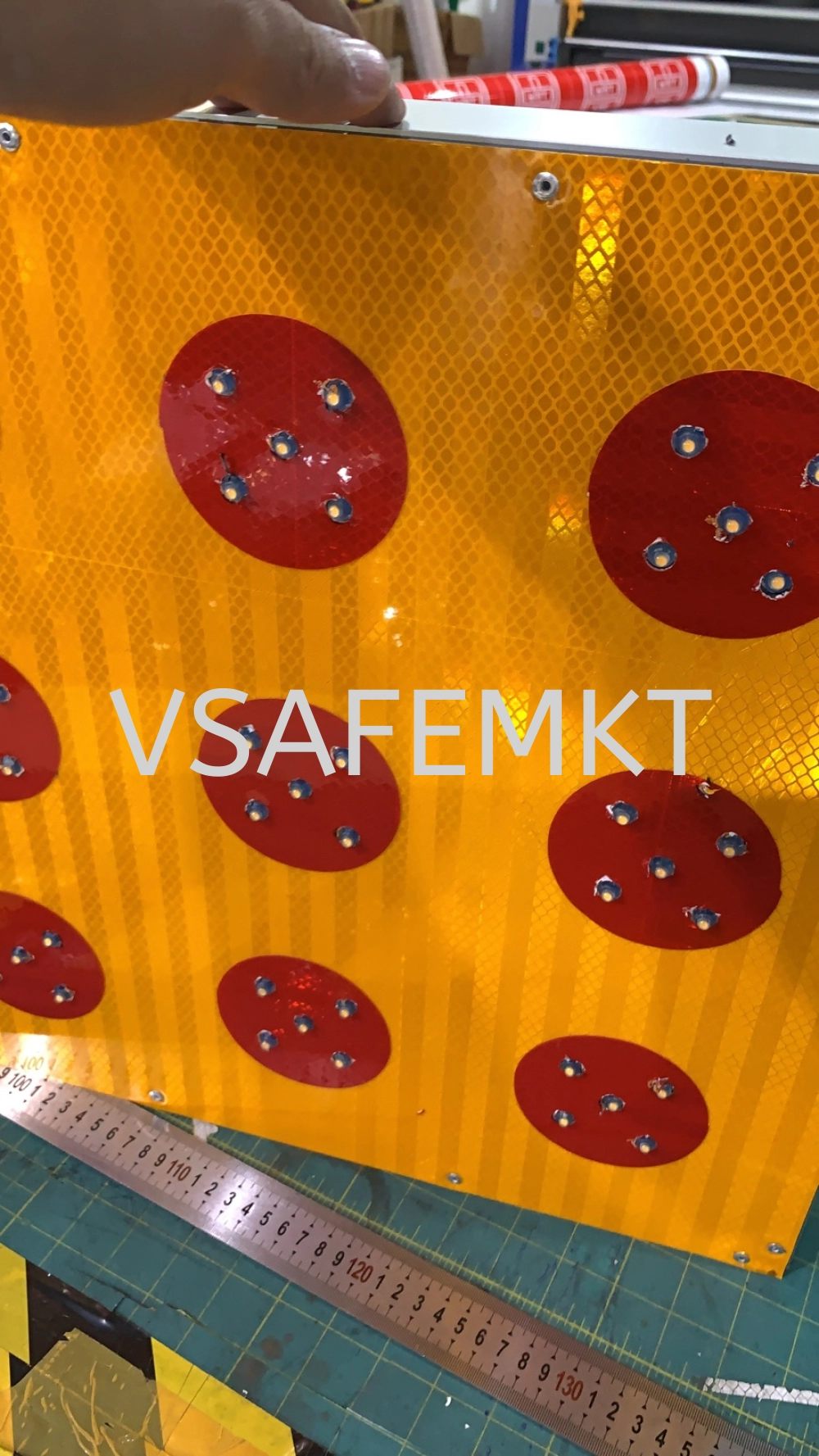 VSAFEMKT JKR LED WD.23 obstruction Signage 600 X 600mm 45 Pcs LED With Solar Panel Build In Lithium Battery