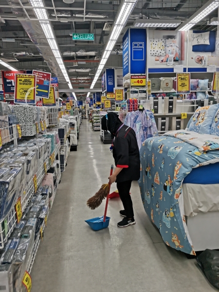 Start today 1 full time cleaner (retail shop) 4 /10/2021