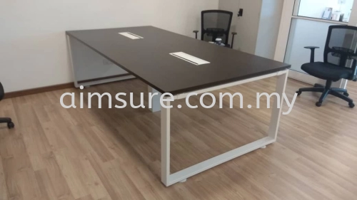 Rectangular table with Cassia metal leg and wire management 