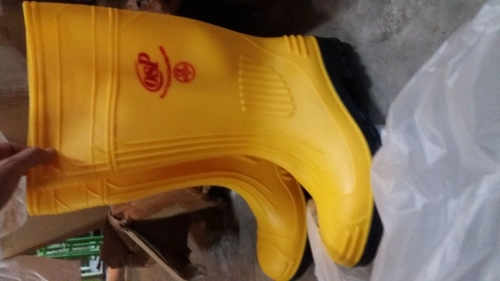 yellow safety boots