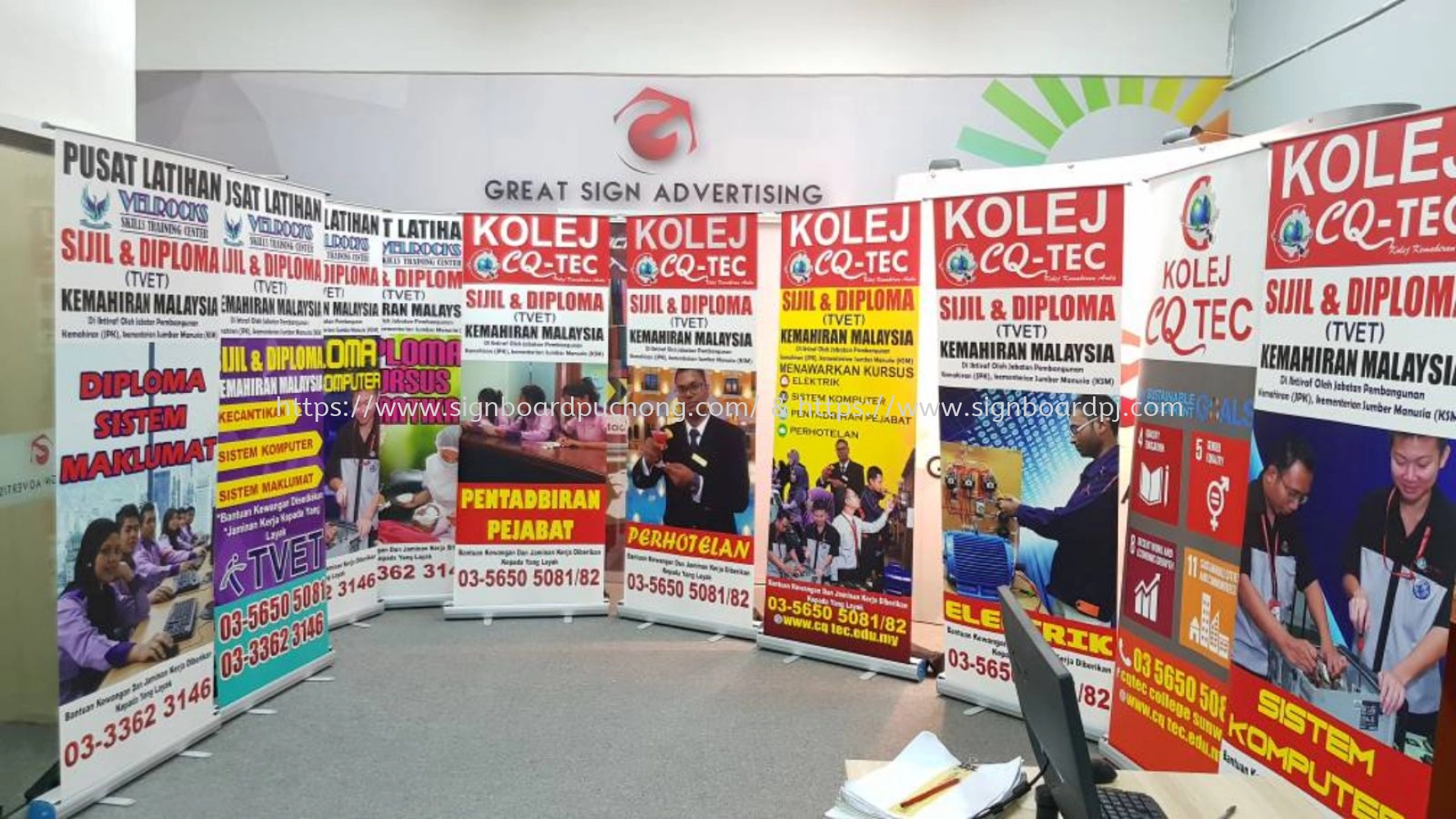 ROLL UP STAND DISPLAY
