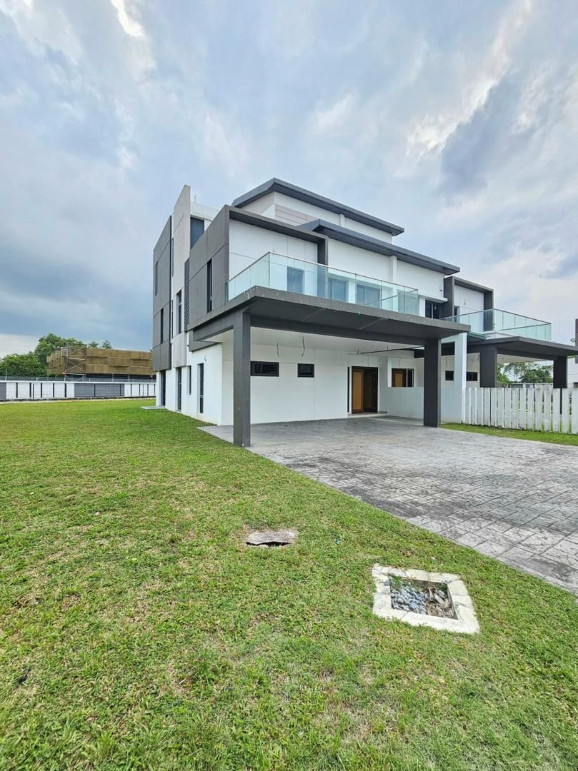 Luxury Greenery Semi-Detached Home in Premium Molek Area