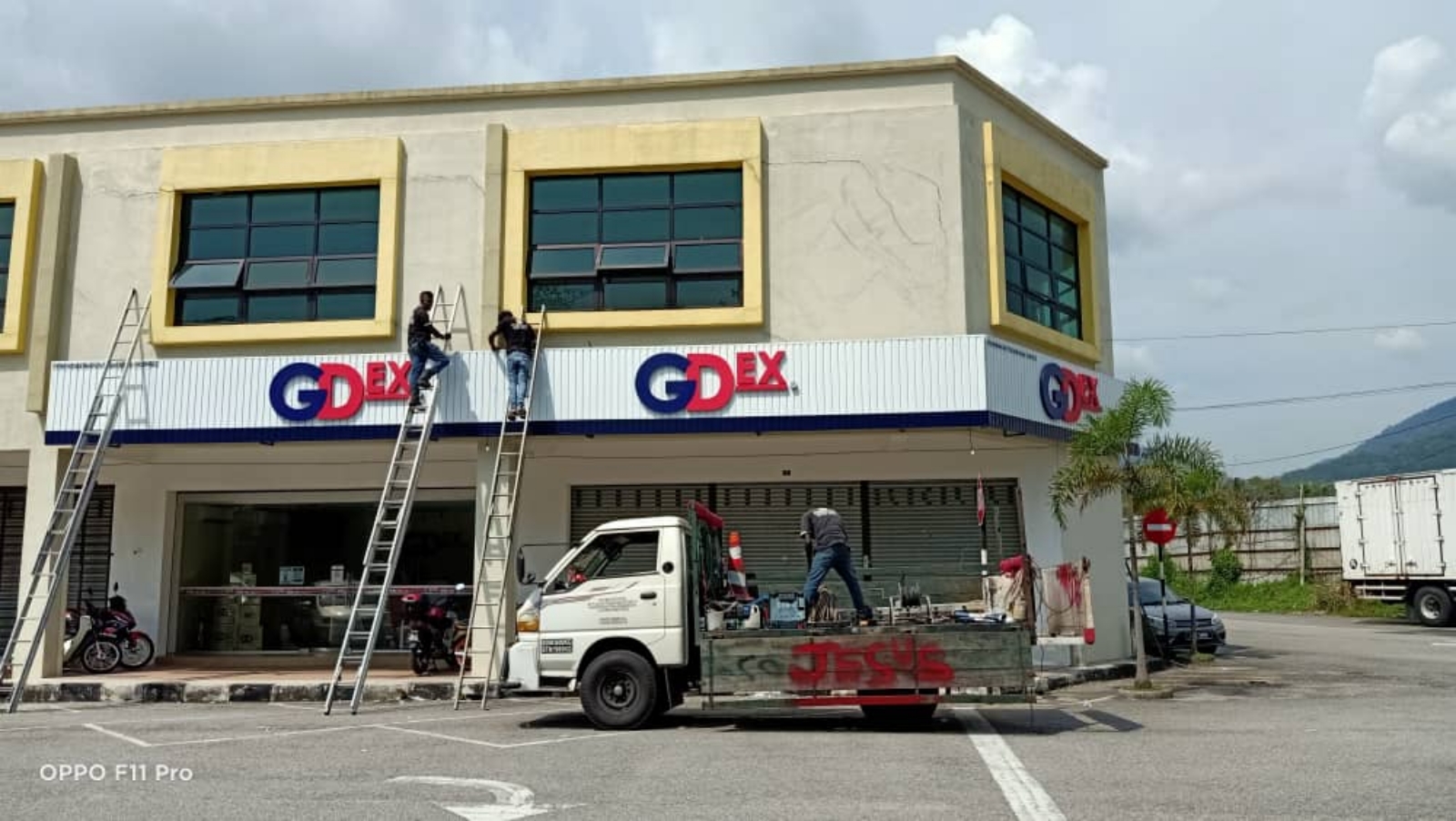 WIDE FRONTAGE SIGNAGE SOLUTION | 3D LED FACE-LIT LETTER SIGNAGE + ALUMINIUM STRIP BASE BUILDER IN ARAU, KODIANG & KANGAR